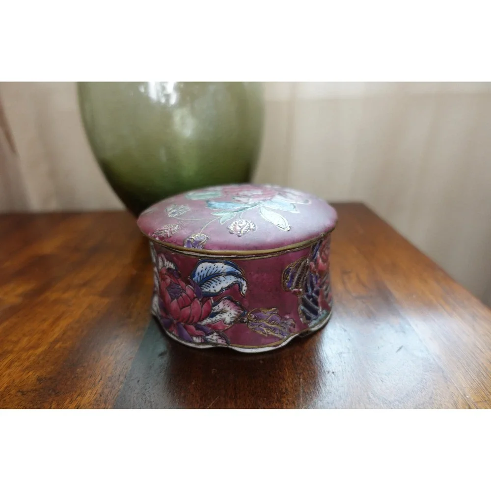 Classic Traditions scalloped ceramic trinket box with lid‎ with floral details